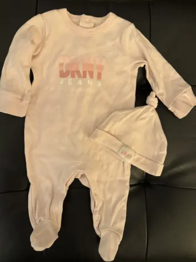 Set Strampler + Mütze DKNY