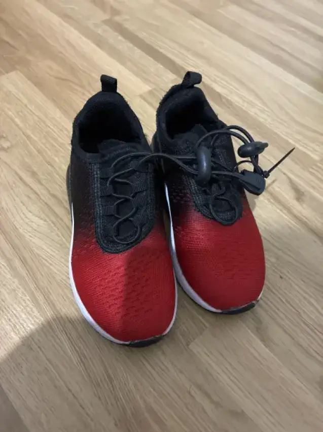 Sneakers rot/schwarz Neu 