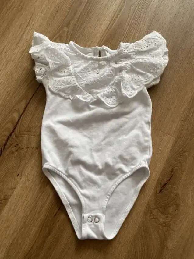 Kurzarmbody weiß Zara Lochstickerei 