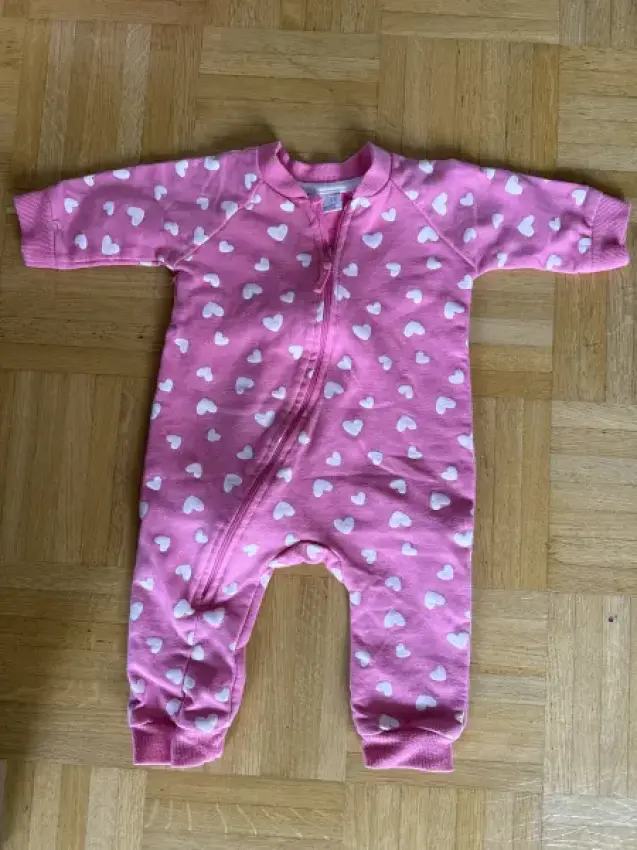 Strampler mit Herzen