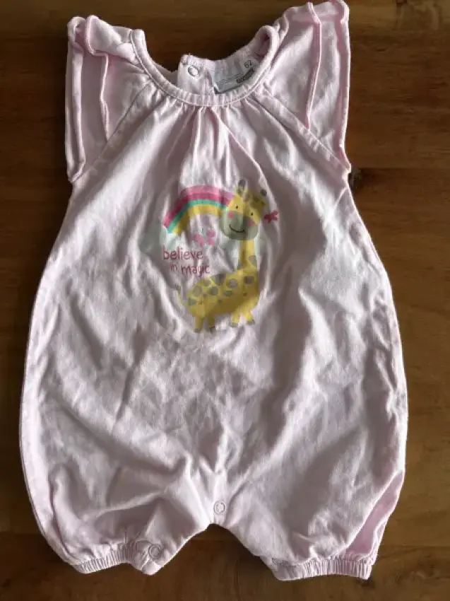Kurzer Strampler rosa Giraffe