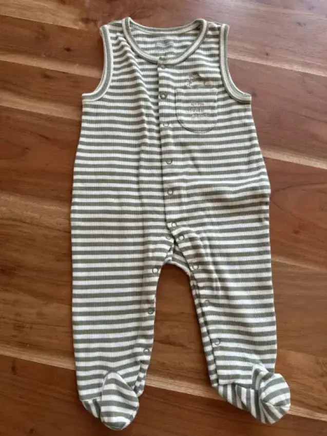 Strampler grün dino neu