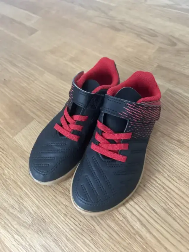 Fußball sportschuhe rot/sw -  Gr. 27  
