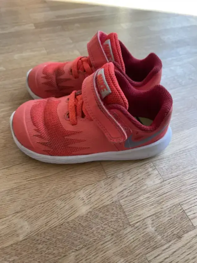 Nike Lauflernen Sneaker Gr. 23.5